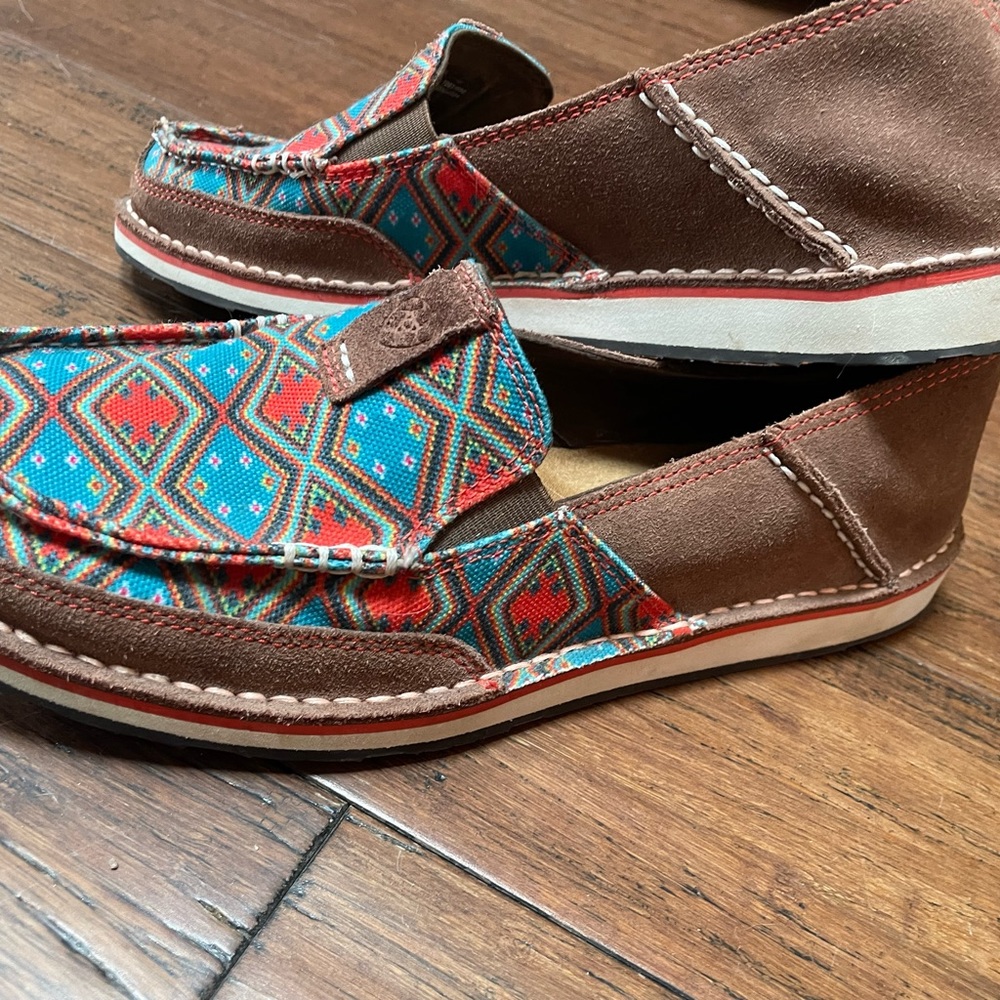Women’s 9.5 Ariat slip on loafer shoes.